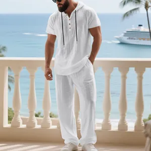 Dettaglio completo spiaggia uomo in lino bianco con maglia con cappuccio e pantaloni.