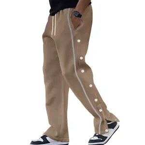 Détail du pantalon décontracté pour homme avec boutons-pression et rayures