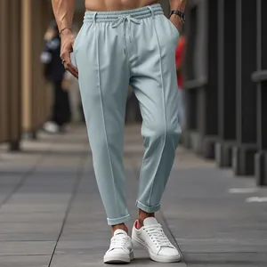 Vue détaillée du pantalon de costume ajusté pour hommes avec taille à cordon en bleu clair.