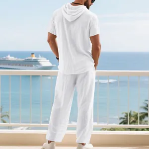 Vista posteriore di un set da spiaggia casual in lino bianco per uomo con felpa e pantaloni