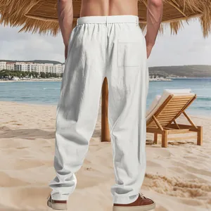 Vista posteriore dettagliata dei pantaloni casual in lino bianco da uomo con tasca