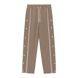 Détail du pantalon de sport droit kaki pour hommes avec boutons-pression et rayures latérales