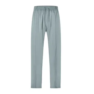 Vue de face d'un pantalon coupe ajustée pour homme en bleu-gris clair avec cordon.
