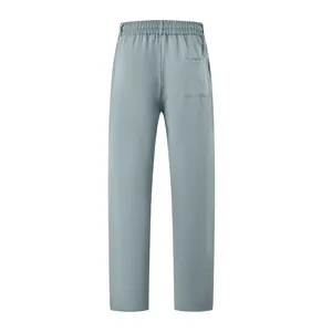 Vue arrière d'un pantalon pour homme avec taille élastiquée et poche plaquée