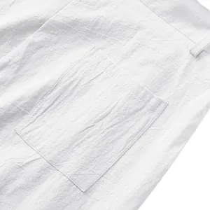 Primo piano di pantaloni in lino bianco da uomo che mostrano tasca e consistenza