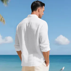 Dettaglio della vista posteriore di una camicia casual in lino bianco da uomo sulla spiaggia