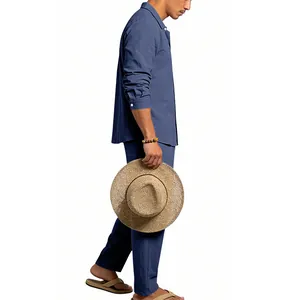 Vue latérale d'un ensemble chemise et pantalon en lin bleu marine pour homme avec chapeau de paille.
