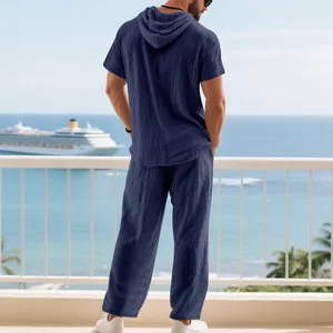 Vista posteriore di un completo traspirante in lino blu navy con felpa e pantaloni da uomo