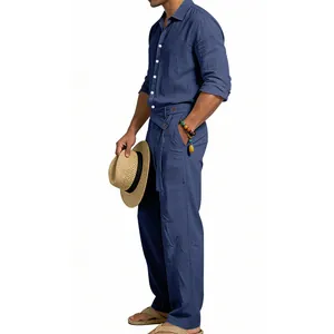 Vue latérale d'un homme portant un ensemble décontracté en lin bleu respirant.