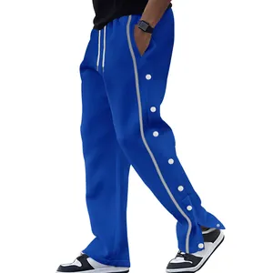 Vue détaillée des boutons-pression latéraux sur le pantalon de sport bleu pour hommes en coupe droite