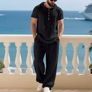 Completo da uomo in lino nero con felpa con cappuccio a maniche corte e pantaloni al mare.