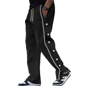 Vue latérale d'un pantalon de sport noir pour homme avec boutons-pression et fente latérale.