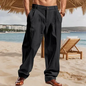 Primo piano della trama dei pantaloni in lino nero traspirante da uomo al mare