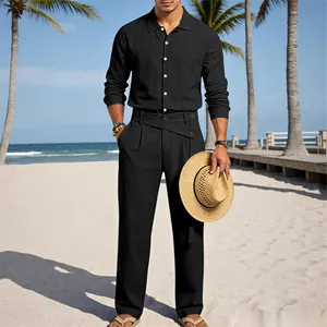 Vue d'ensemble d'un ensemble en lin noir pour homme sur une plage ensoleillée