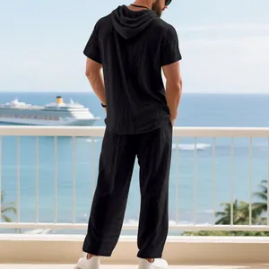 Vista posteriore di un set in lino nero da uomo con felpa a maniche corte e pantaloni