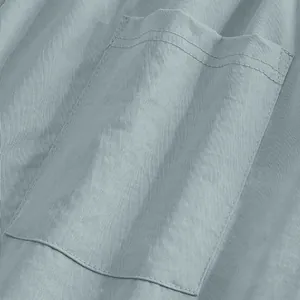 Gros plan sur la poche et la double surpiqûre du pantalon de costume pour hommes