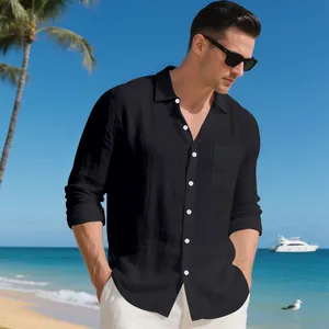 Vista dettagliata di una camicia da spiaggia in lino nero da uomo su costa tropicale