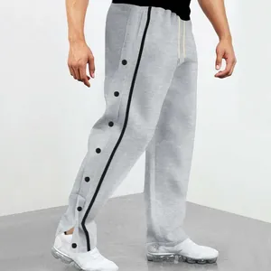 Détail du pantalon de sport gris pour homme avec bandes latérales noires et boutons
