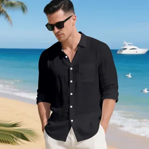 Camicia da uomo in lino nero a maniche lunghe per la spiaggia in un ambiente tropicale
