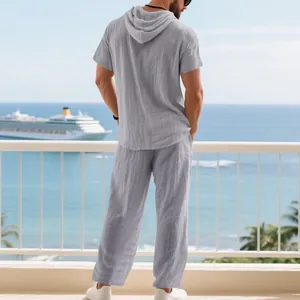 Vista posteriore di tuta da tempo libero in lino grigio da uomo con felpa e pantaloni.