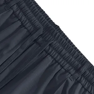 Vue macro détaillée de la taille élastique et du cordon de serrage de ce pantalon homme