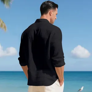 Vista posteriore di una camicia da spiaggia in lino nero a maniche lunghe da uomo