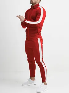 Tuta sportiva rossa da uomo in due pezzi con strisce laterali bianche e giacca con zip.