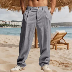 Vista dettagliata dei pantaloni di lino grigi larghi da uomo in una cornice di spiaggia