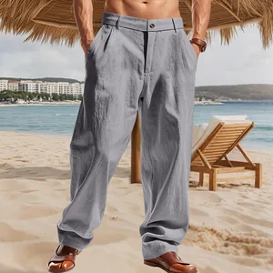 Dettaglio dei pantaloni di lino grigi traspiranti a gamba dritta per uomo sulla spiaggia