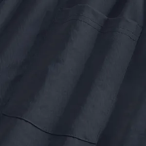 Gros plan sur le détail de la poche et la texture du tissu d'un pantalon de costume bleu marine