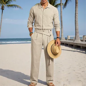 Ensemble en lin beige pour homme avec chemise à manches longues et pantalon à la plage.