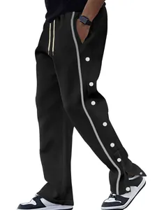 Pantalon de sport décontracté pour homme avec boutons-pression latéraux et rayure.