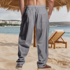 Dettaglio vista posteriore dei pantaloni casual da uomo in lino grigio traspirante.