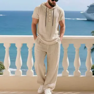 Dettaglio del set casual da uomo in lino beige con felpa con cappuccio e pantaloni da spiaggia