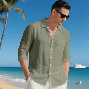 Dettaglio camicia da uomo in lino verde oliva a maniche lunghe in riva al mare