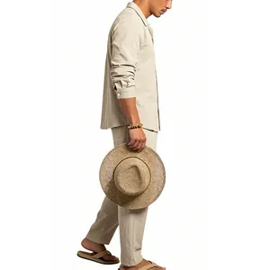 Vue de côté d'un homme portant un ensemble en lin beige chemise longue et pantalon
