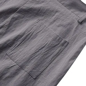 Vista macro dettagliata della tasca e della trama del tessuto dei pantaloni casual in lino grigio