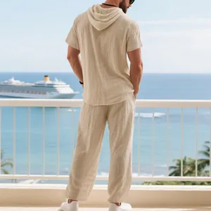 Vista posteriore di un set da uomo in lino beige con felpa a maniche corte e pantaloni mare