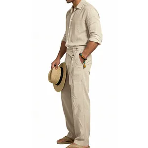 Vue de profil d'un homme portant une chemise en lin beige et un pantalon assorti