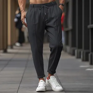Détail du pantalon homme coupe droite ajustée avec taille élastique à cordon de serrage.