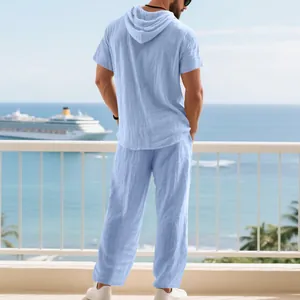 Vista posteriore di un completo da spiaggia in lino azzurro traspirante con cappuccio