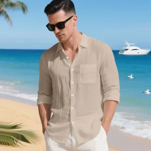 Dettaglio di una camicia da spiaggia in lino beige da uomo con colletto e taschino