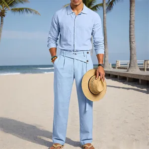 Ensemble chemise et pantalon en lin bleu clair pour hommes sur une plage tropicale