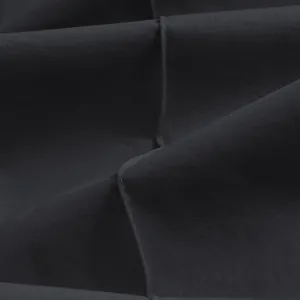 Détail rapproché du tissu gris foncé et de la couture de qualité d'un pantalon de costume
