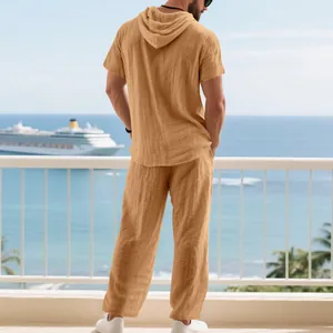 Vista posteriore di un set da uomo in lino kaki con felpa e pantaloni sul balcone