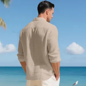 Vista posteriore camicia uomo in lino beige a maniche lunghe, stile casual spiaggia