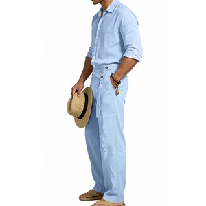 Détail d'un ensemble en lin bleu clair pour homme avec chemise et pantalon assortis