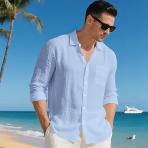Dettaglio di camicia in lino azzurro leggero con taschino sul petto e trama materica.