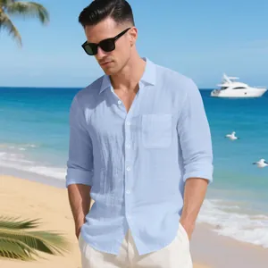 Vista dettagliata di una camicia da spiaggia in lino azzurro da uomo con tasca e maniche