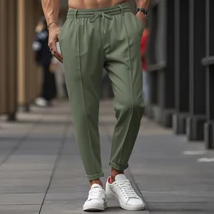 Détail en gros plan d'un pantalon décontracté vert olive pour homme coupe slim